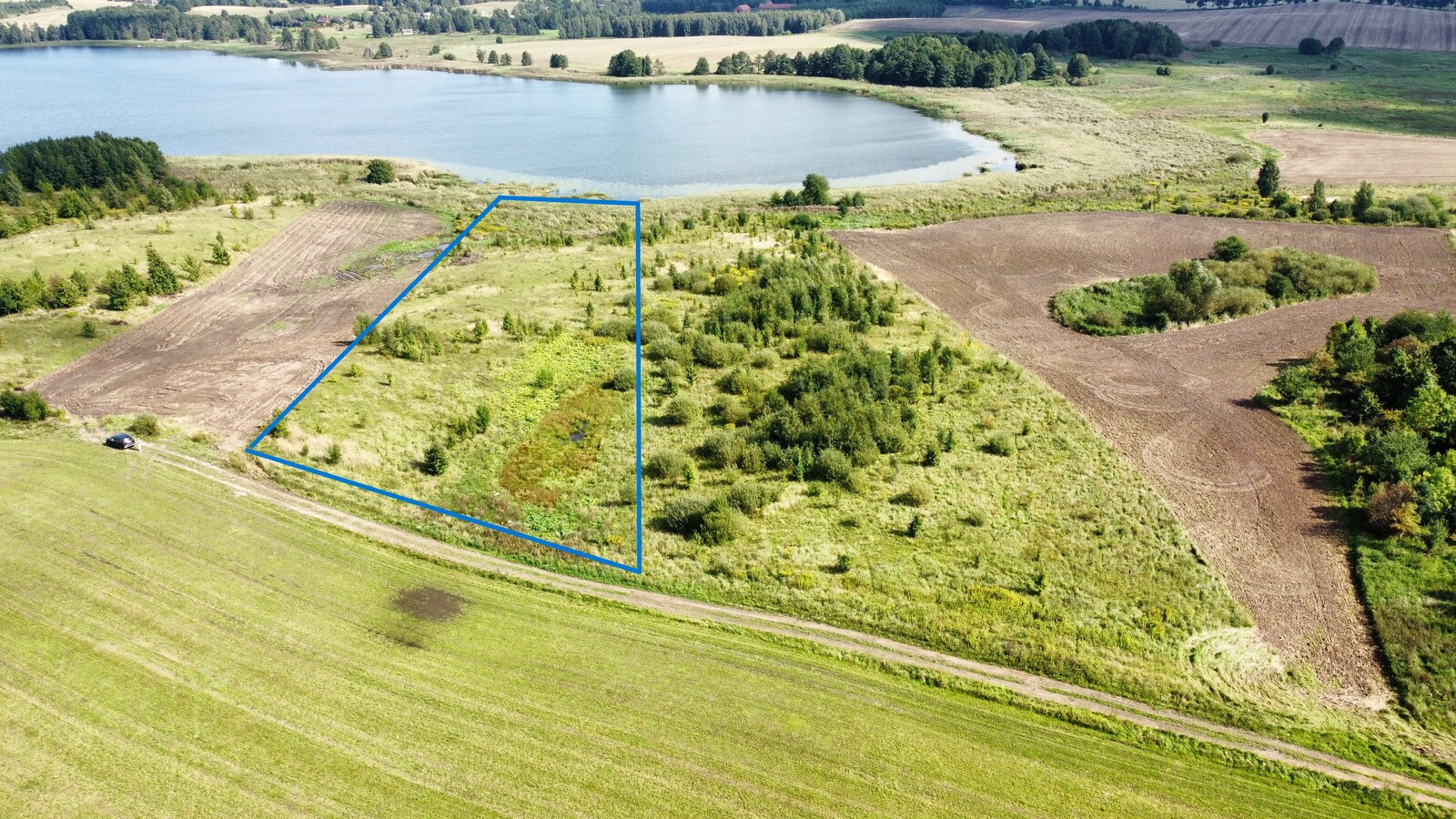 Widok z drona – działka i jezioro Blanki w tle